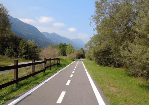 Percorso ciclabile asfaltato 